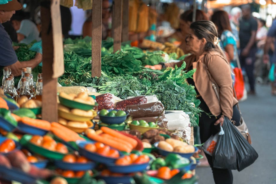 Concurrido mercado callejero con productos frescos en Espírito Santo, que muestra la cultura local.