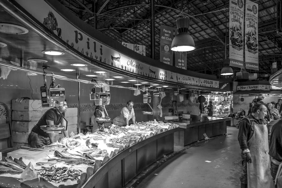 Foto De Escala De Grises De Un Pueblo En El Mercado