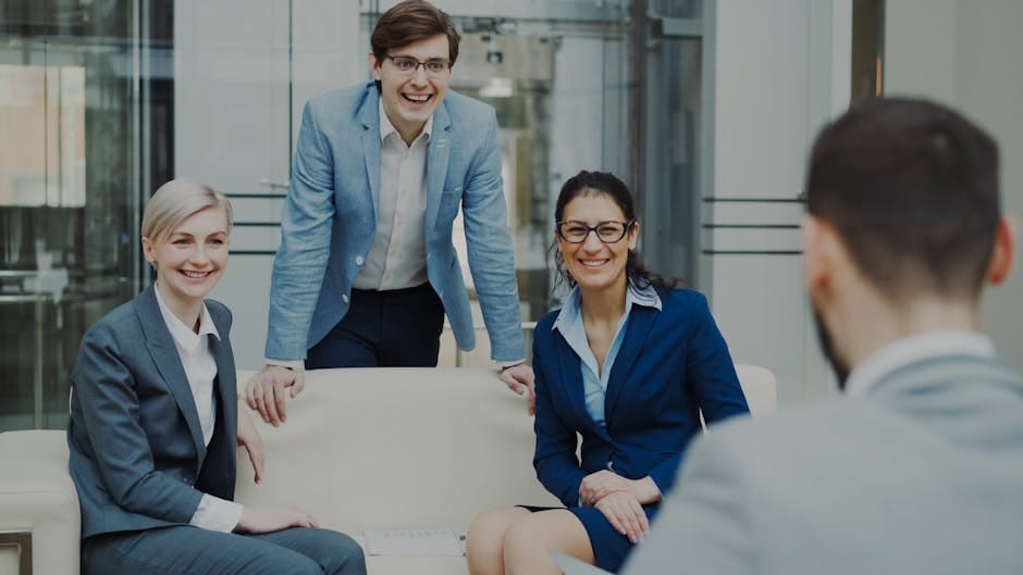 Equipo de adultos profesionales en una reunión de negocios en un entorno de oficina moderno.