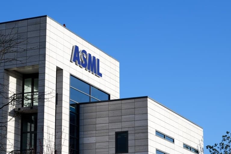 Las acciones de ASML caen ante el retraso de TSMC y la incertidumbre por la cumbre