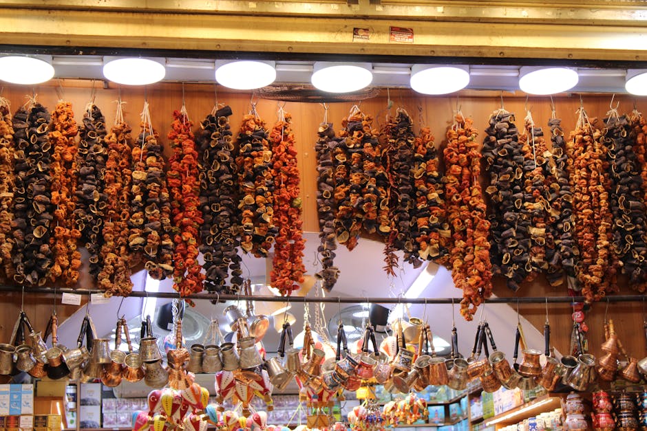 Hileras vibrantes de verduras secas en un puesto de mercado tradicional.