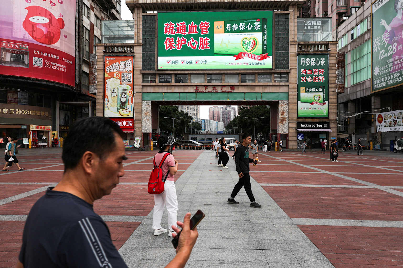 Las ventas minoristas de China en abril casi se estancan en un 0.2% mientras el impulso económico se desvanece