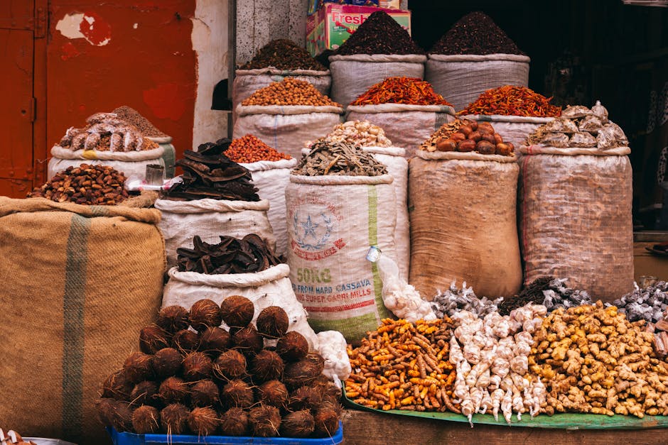 Colorida variedad de especias y hierbas exhibidas en un bullicioso mercado en Jos, Nigeria.