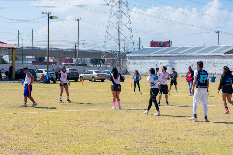 Escena vibrante de un partido de flag football juvenil en Toluca de Lerdo, México, que muestra el trabajo en equipo y los deportes al aire libre.