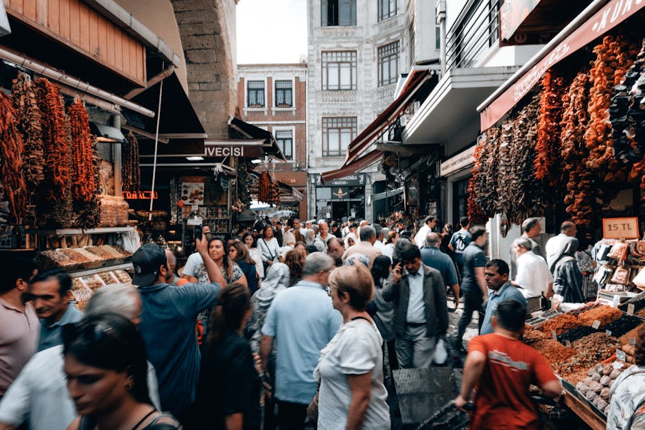 Una escena vibrante de un concurrido mercado callejero en Estambul, Turquía, que muestra la cultura de compras local.