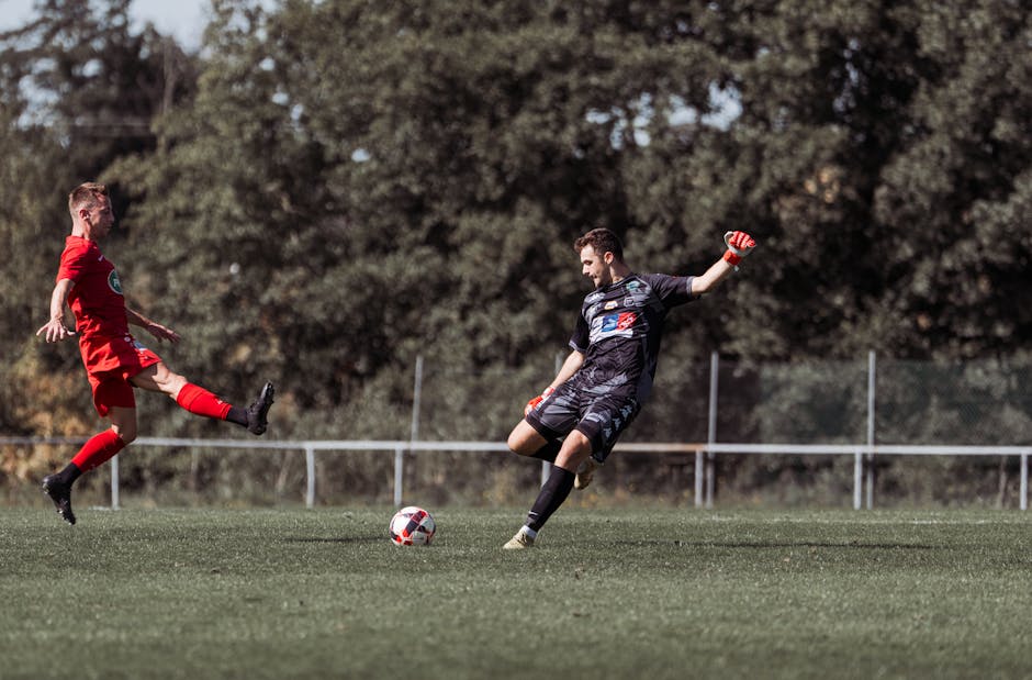 Acción dinámica de un partido de fútbol con jugadores de Francia, que muestra el atletismo y la competencia.