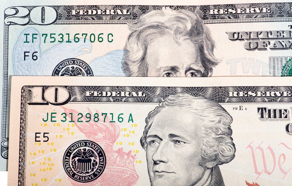 Vista detallada de billetes de diez y veinte dólares estadounidenses, resaltando el diseño y la textura.