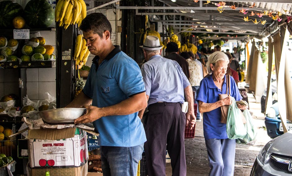 Hombre Viste Camisa Polo Azul Con Tazón De Metal Gris Cerca De Frutas Variadas