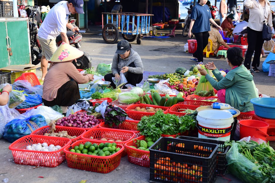 Un animado mercado asiático con verduras frescas y vendedores locales dedicados al comercio.