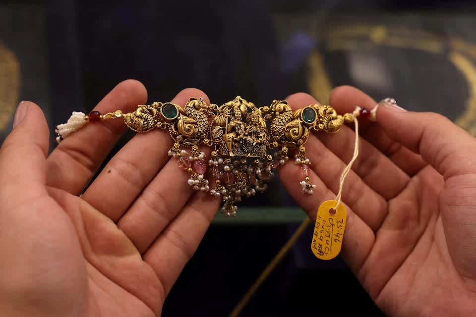 El oro fluctúa cerca de los 4,500 dólares mientras las tensiones con Irán elevan las apuestas de alzas a las tasas de interés