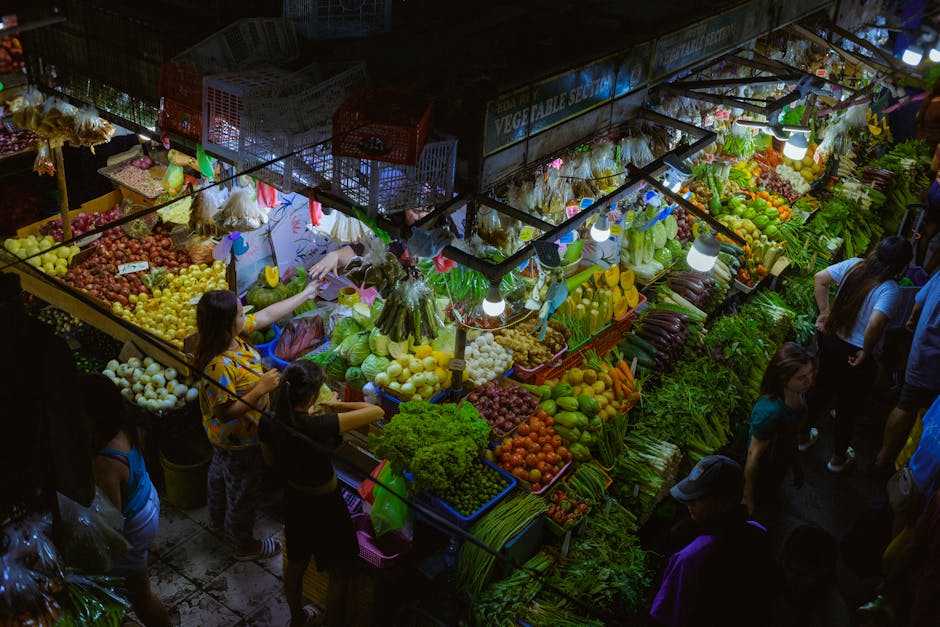 Exhibición colorida de productos frescos en un puesto de un mercado nocturno en Pasig, Metro Manila.