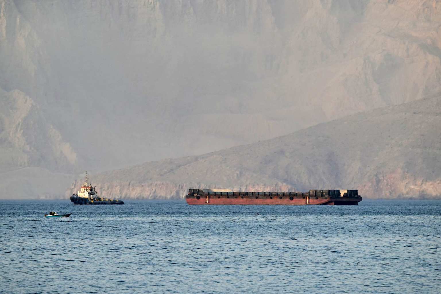 Los precios del petróleo se estabilizan mientras Irán permite el paso de embarcaciones por Ormuz