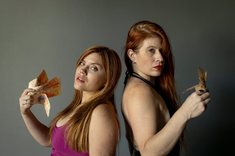 Retrato de dos mujeres mostrando pesos argentinos. Toma en interiores con una mirada segura.