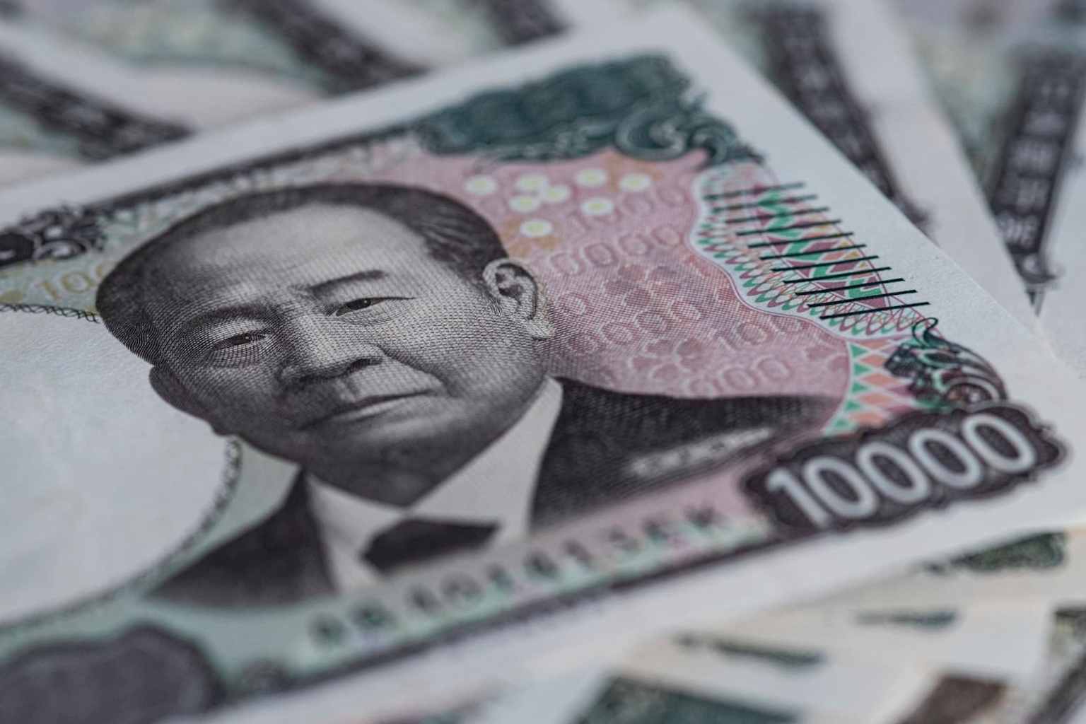 El yen vuelve a caer a 158 por dólar, borrando las ganancias de la intervención de 64 mil mdd de Japón