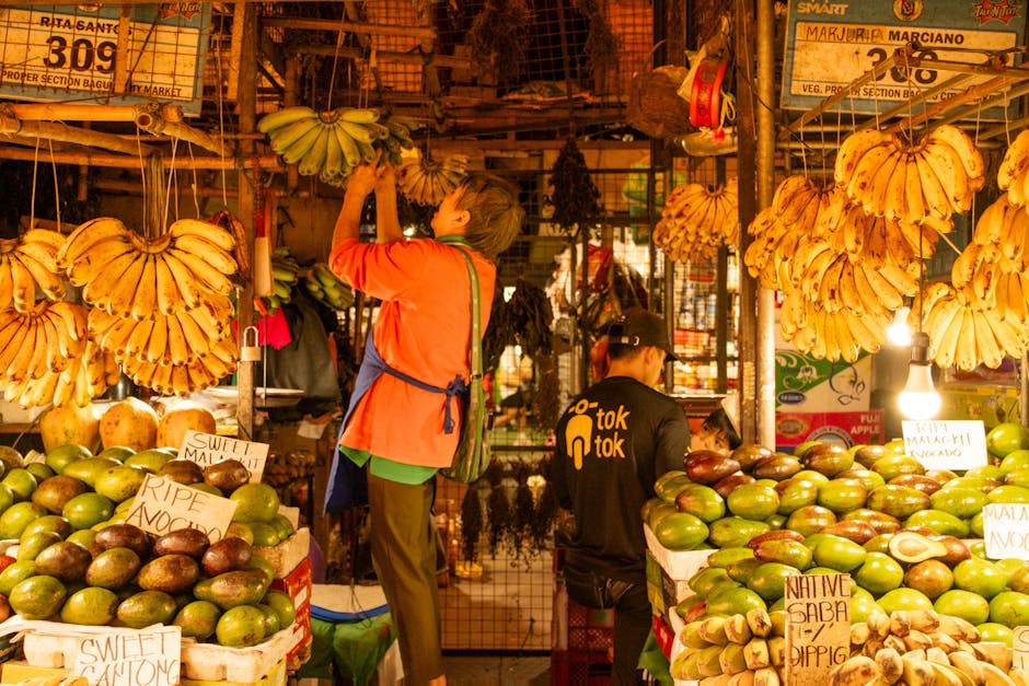 Un mercado animado en Baguio, Filipinas, que muestra frutas tropicales y vendedores locales.