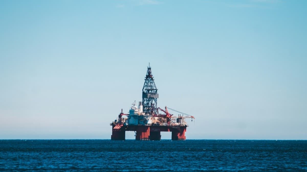 J.P. Morgan emite su primer pronóstico petrolero en 2 meses en medio de la crisis de Ormuz