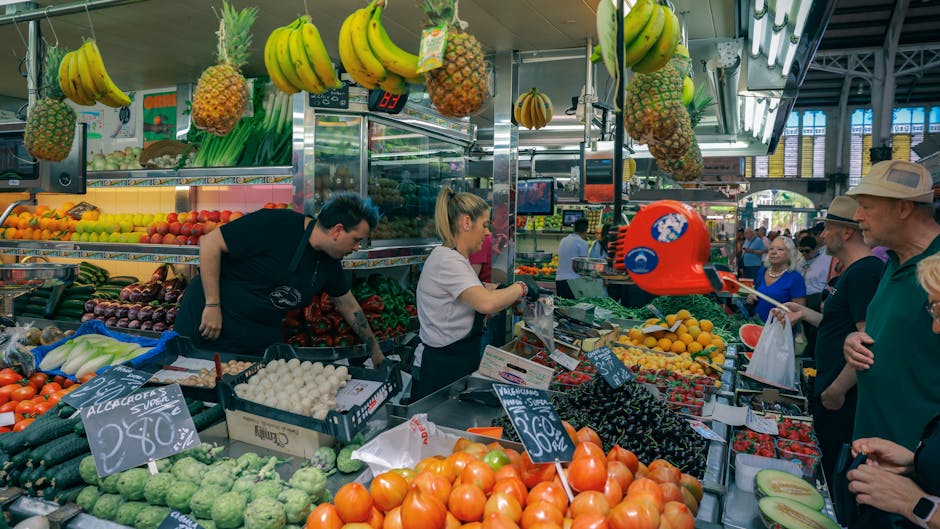 Concurrido mercado en Valencia con diversas frutas y verduras.