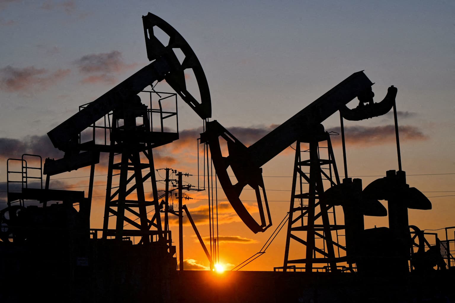 Gráfico financiero mostrando el alza en los precios de los combustibles y el barril de petróleo crudo.