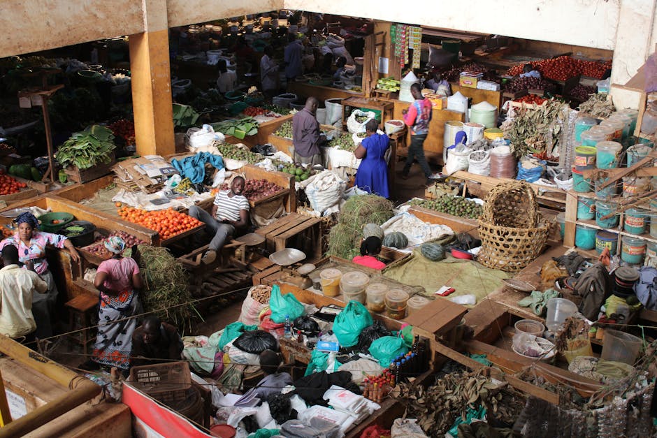 Explore la actividad bulliciosa y los colores vibrantes del Mercado Central de Jinja en Uganda.