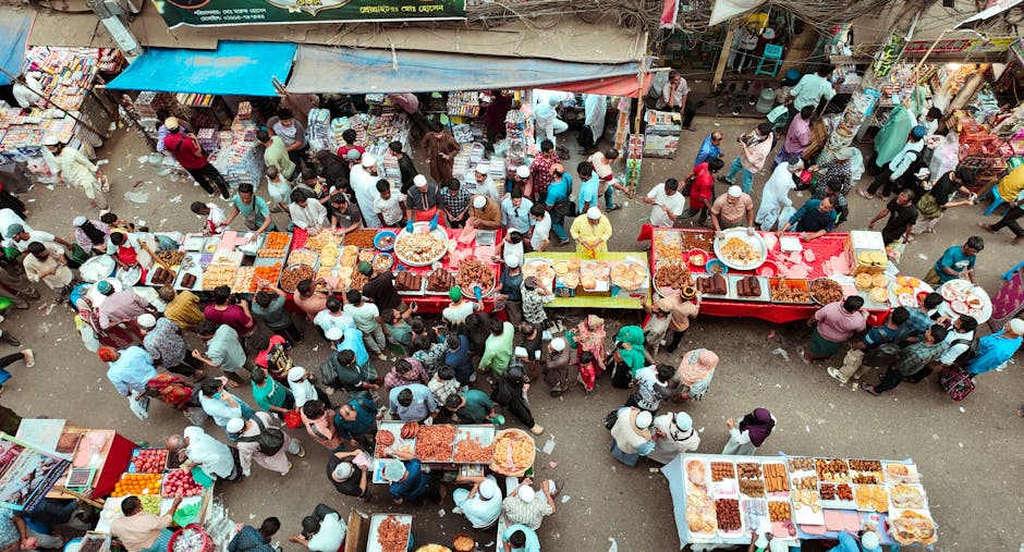 Concurrido mercado callejero con diversos puestos de comida y multitudes desde una vista aérea.