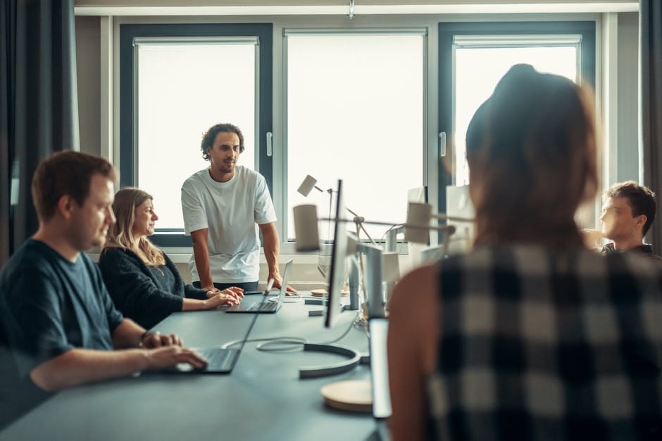 Un equipo diverso participó en una discusión durante una reunión de oficina colaborativa.