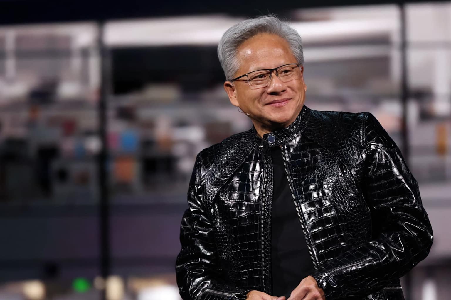 Nvidia reporta ingresos récord de 81,600 millones de dólares en el primer trimestre, superando las estimaciones.