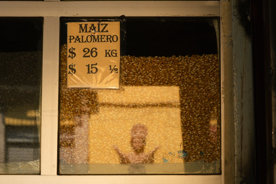 Escaparate de una tienda que exhibe la marca Maiz Palomero con un letrero que indica el precio en pesos.