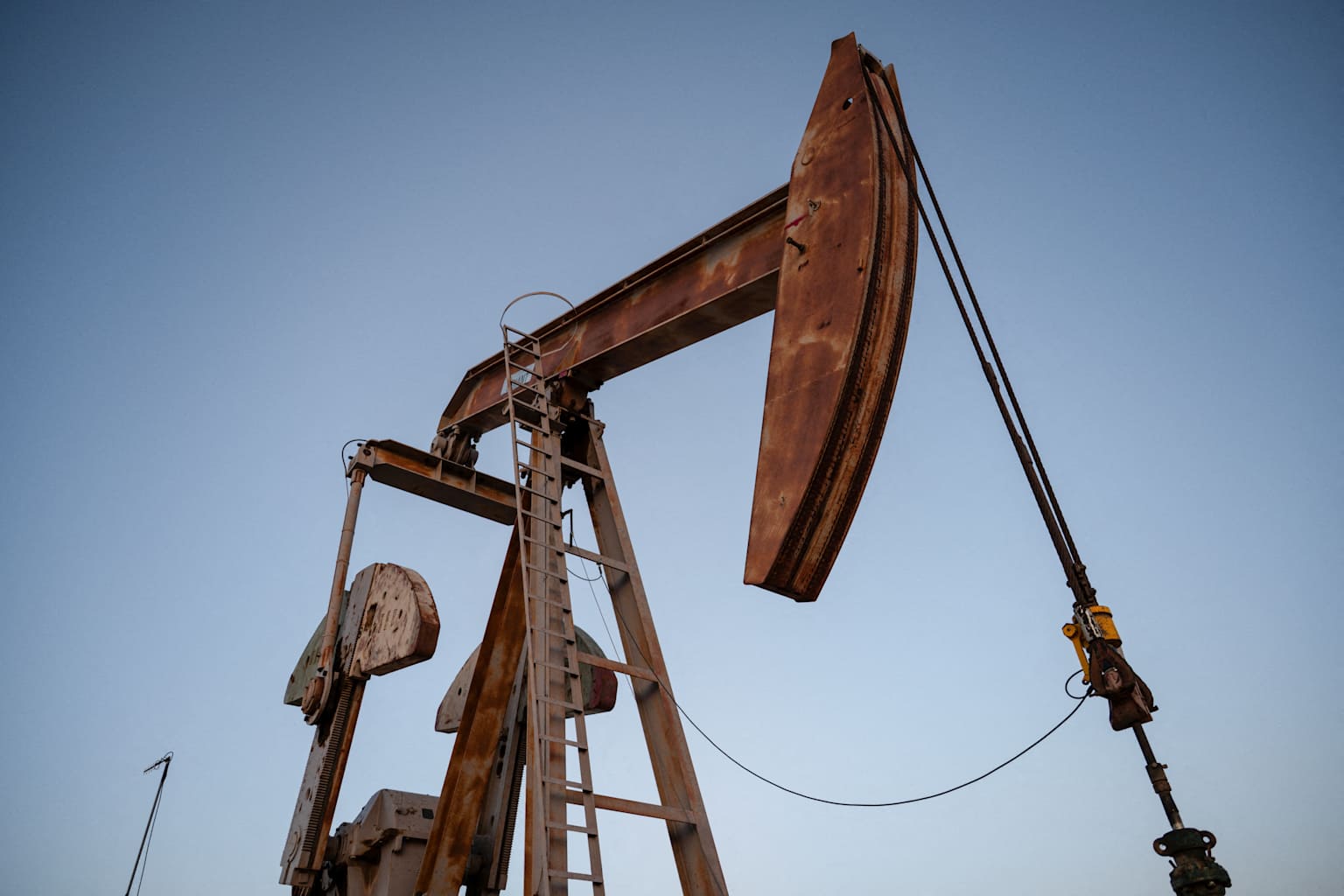 Los precios del petróleo retroceden mientras la EIA advierte sobre un mayor drenaje en el suministro