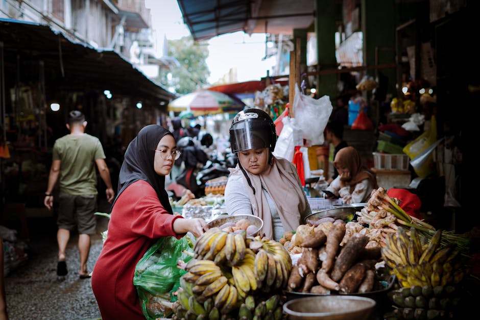 Fotos de stock gratuitas de Asia, callejón del mercado, casco