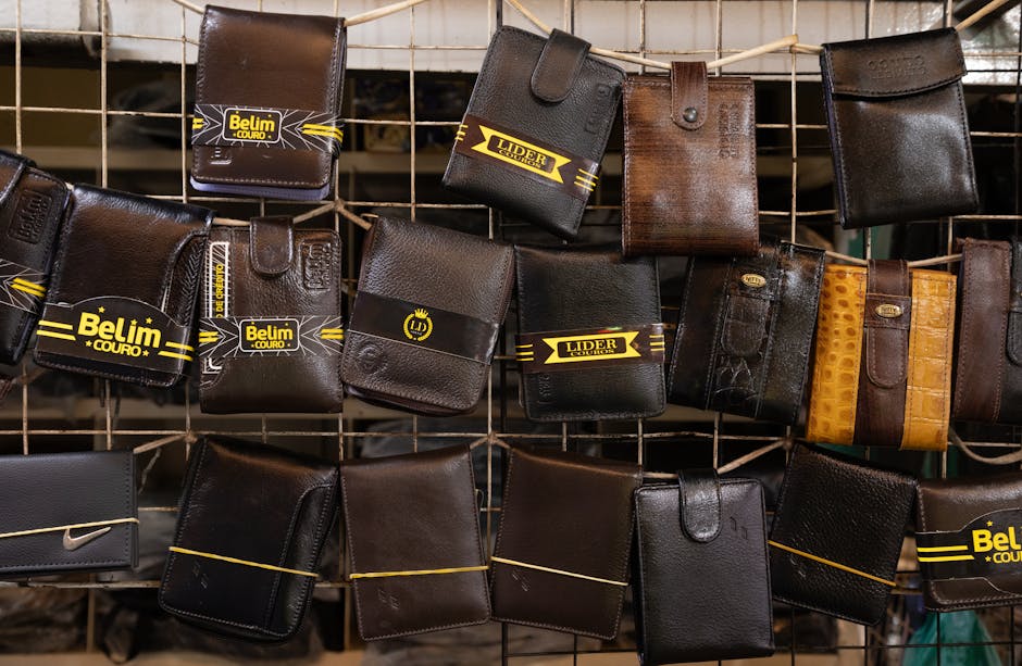 Colección de carteras de cuero en un estante de mercado, que exhibe diversos diseños y acabados.