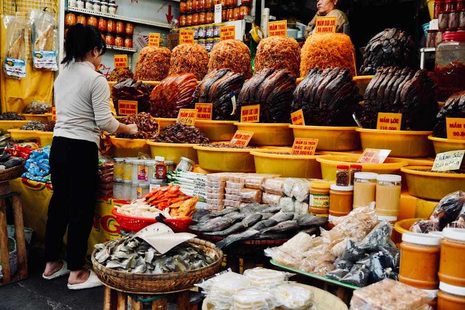 Un animado puesto de mercado vietnamita con diversos productos secos y especias en exposición.