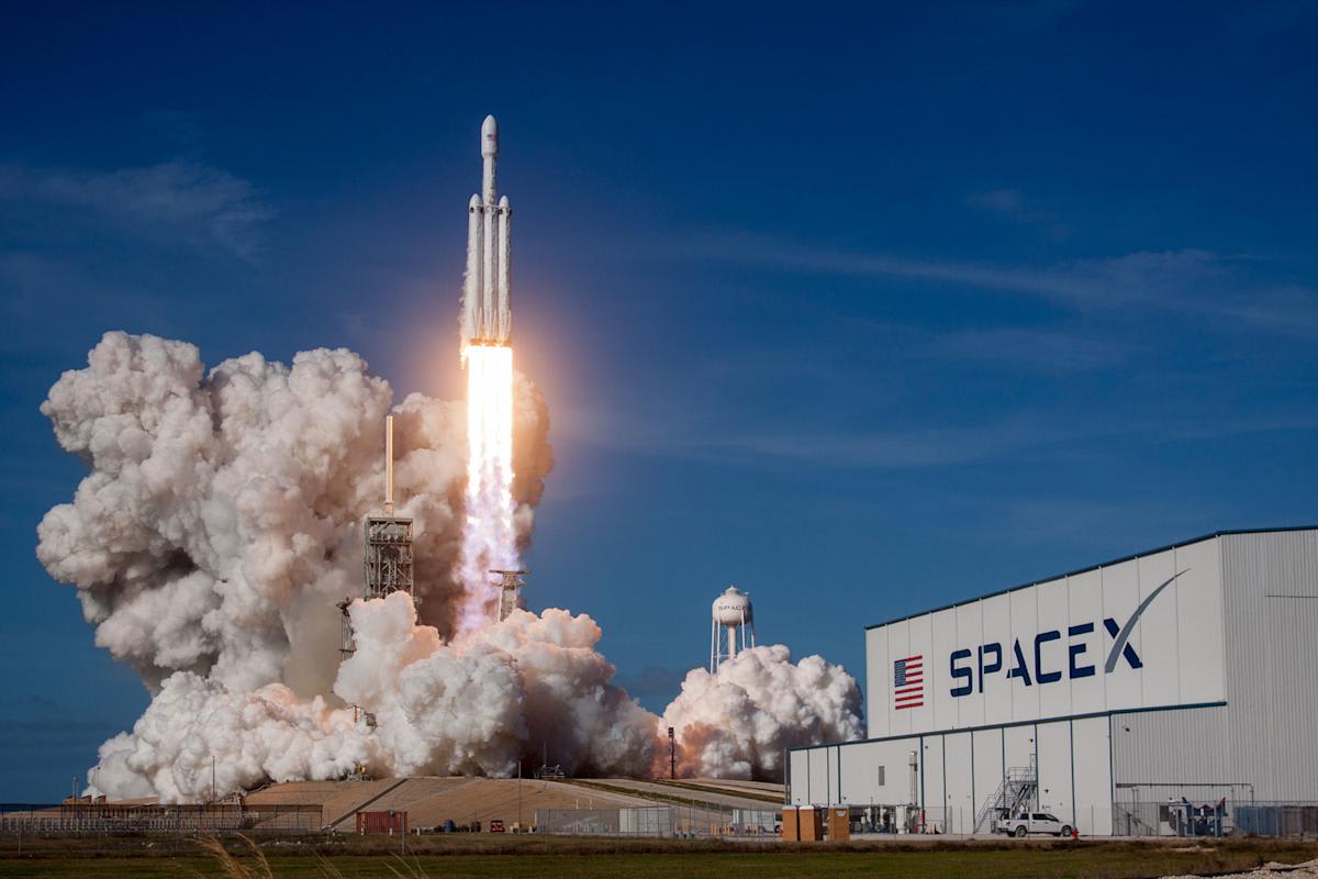 Logotipo de SpaceX impreso en un cohete antes del lanzamiento de su histórica oferta pública inicial de 75,000 millones de dólares.
