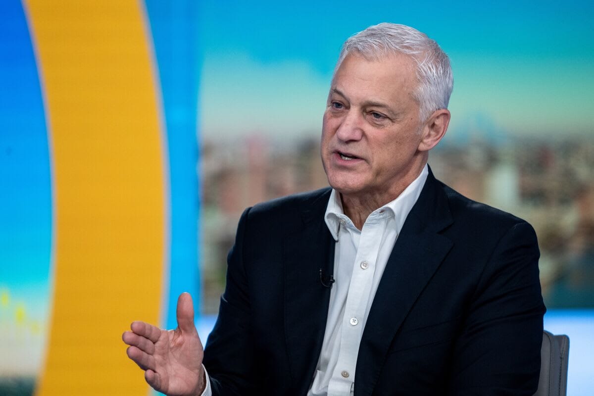 Standard Chartered recortará 7,000 empleos corporativos para que la inteligencia artificial reemplace roles de menor valor.
