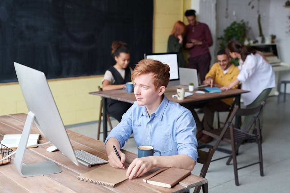 Foto Del Hombre Escribiendo En El Bloc De Notas