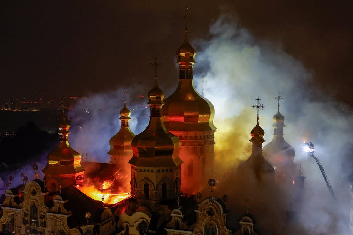 Un ataque ruso incendia el histórico monasterio Pechersk Lavra de Kyiv y deja nueve muertos