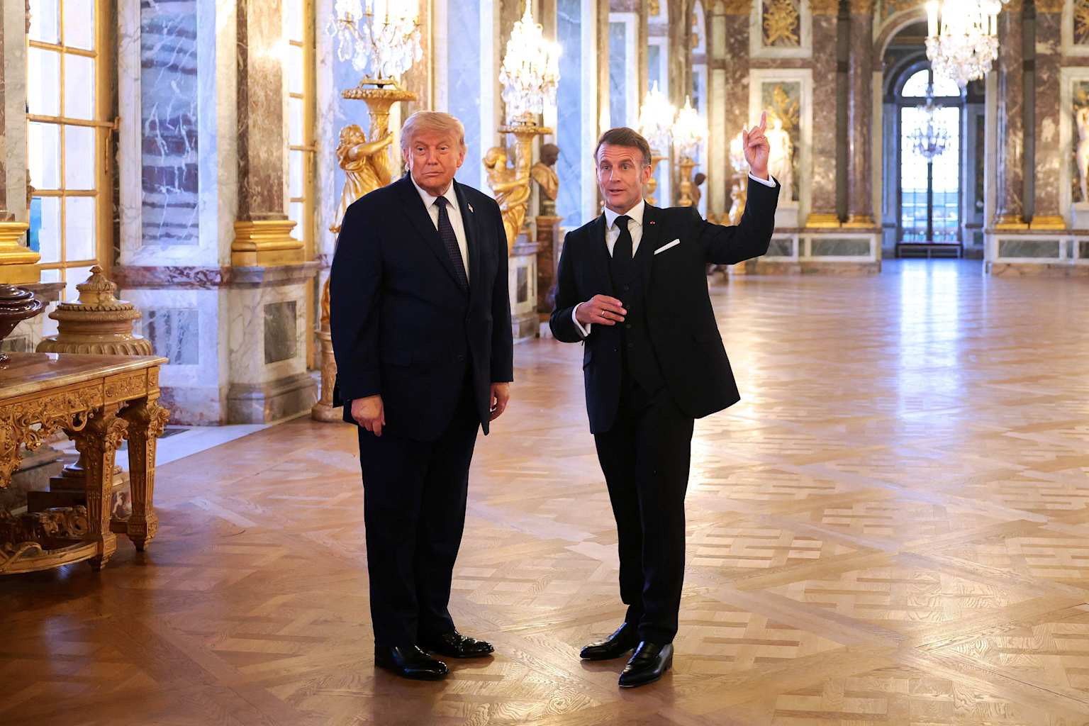 Trump firma en Versalles el acuerdo que pone fin a la guerra con Irán y abre un plazo nuclear de 60 días