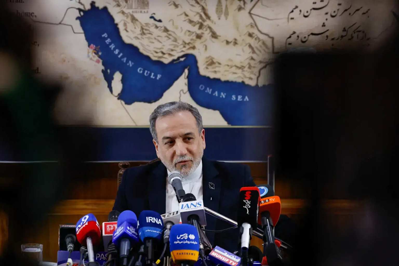 Irán reclama el control total de Ormuz mientras el alto el fuego con EE. UU. se desploma