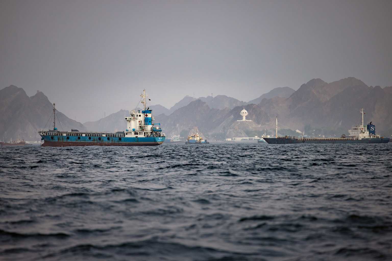 El petróleo toca mínimos de preguerra: Ras Tanura vuelve a cargar y el mercado descuenta la paz
