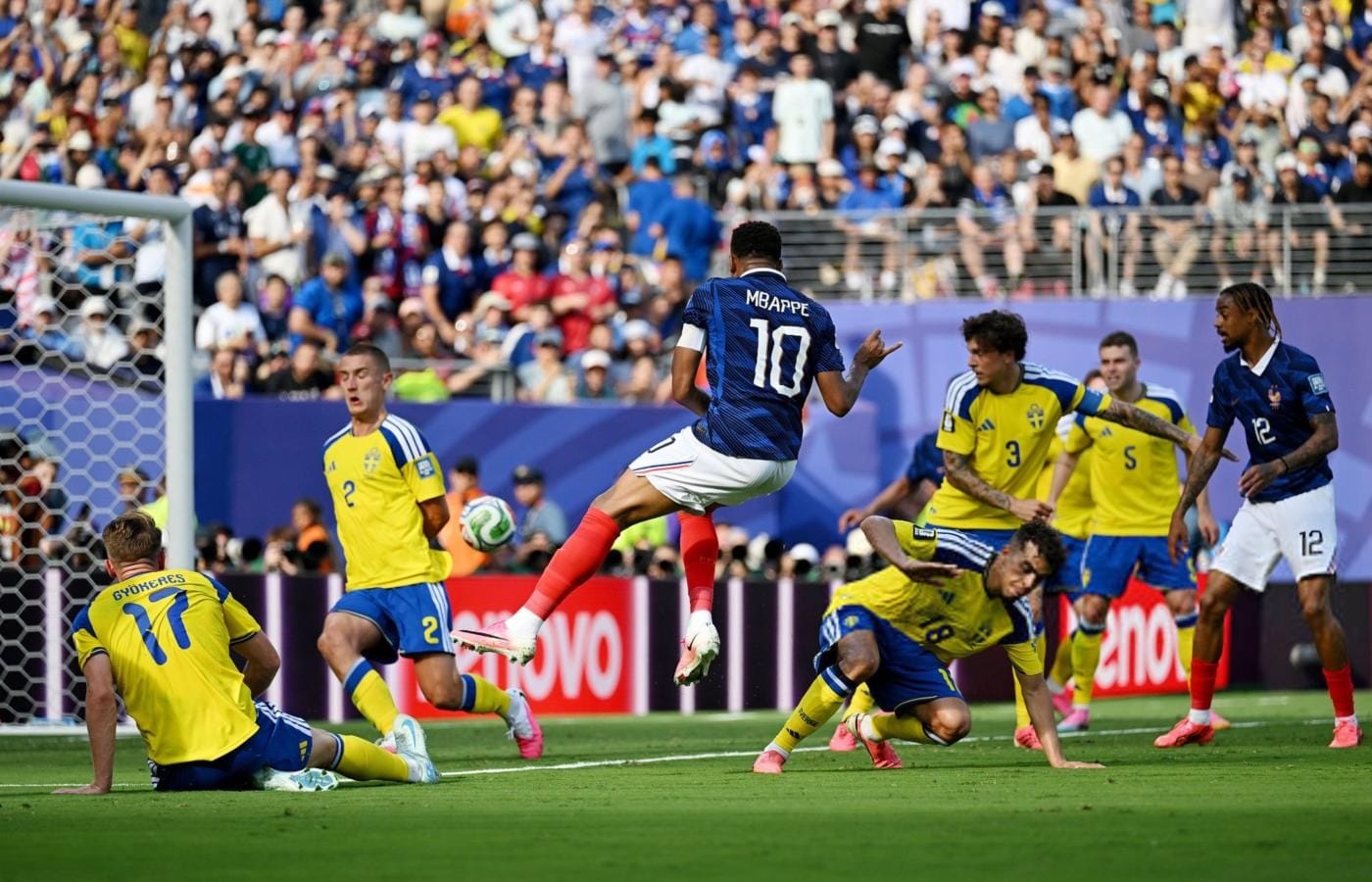 Francia golea 3-0 a Suecia y avanza a 8vos contra Paraguay