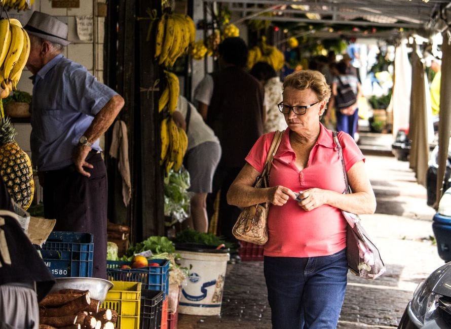 Mujer Vistiendo Polo Rosa