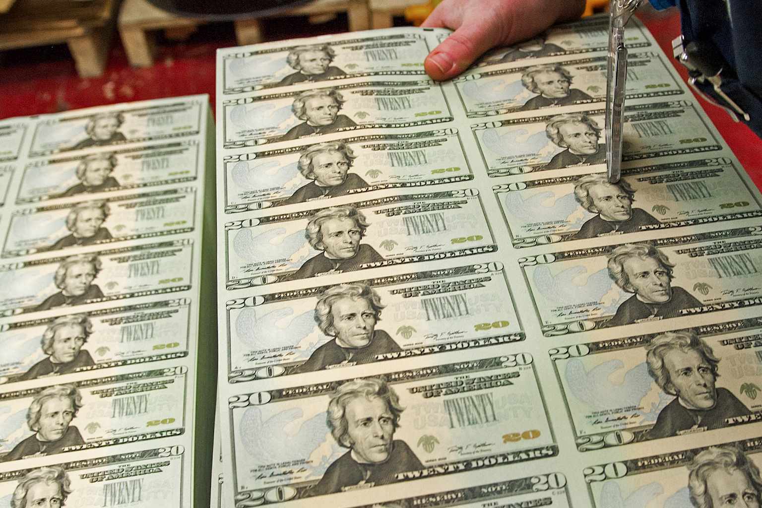 El dólar registra su mayor ganancia trimestral de 2026, sacudiendo a las divisas globales