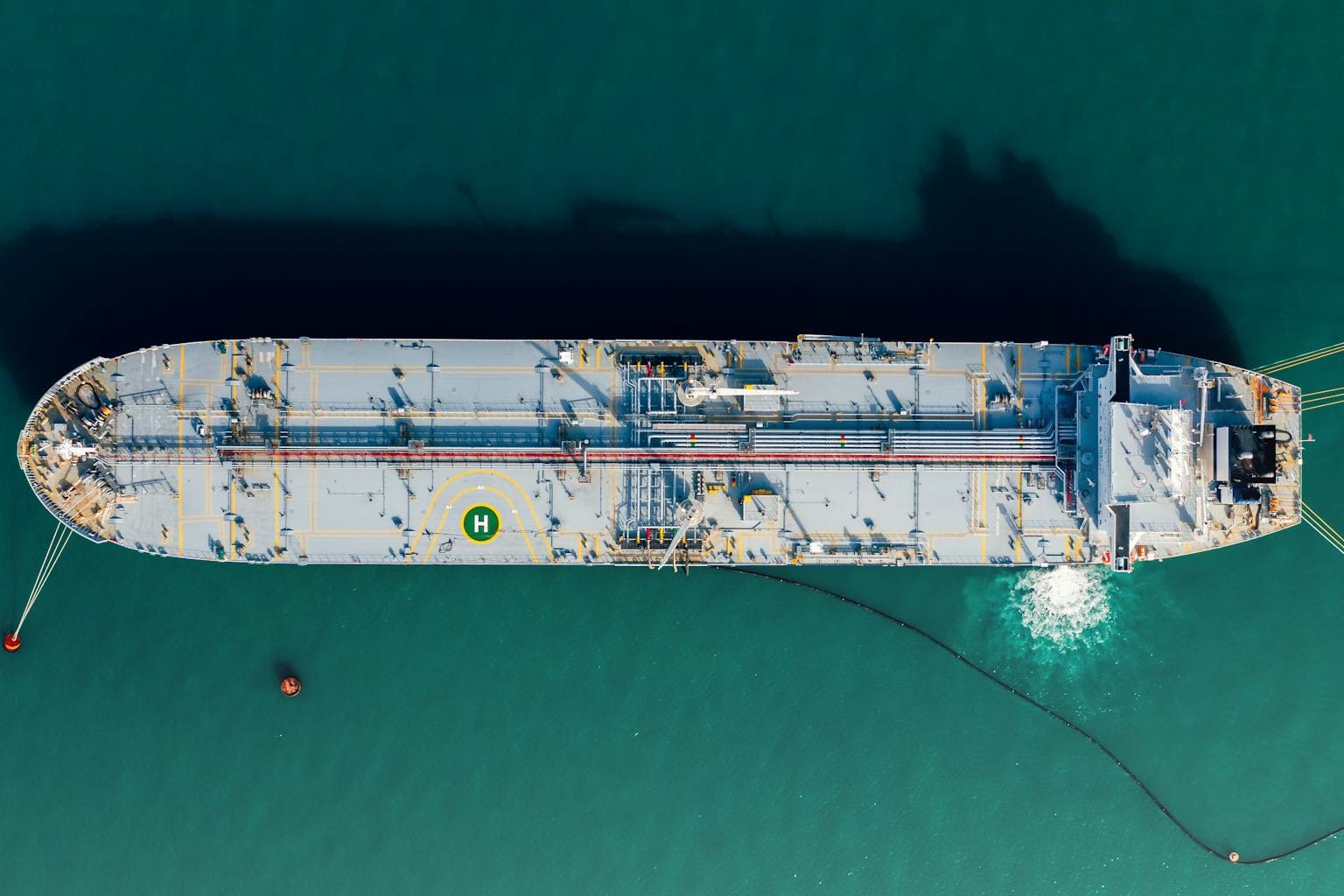 Más de 75 petroleros corren hacia Ormuz antes de la firma EE. UU.-Irán; la AIE prevé un exceso de crudo en 2027