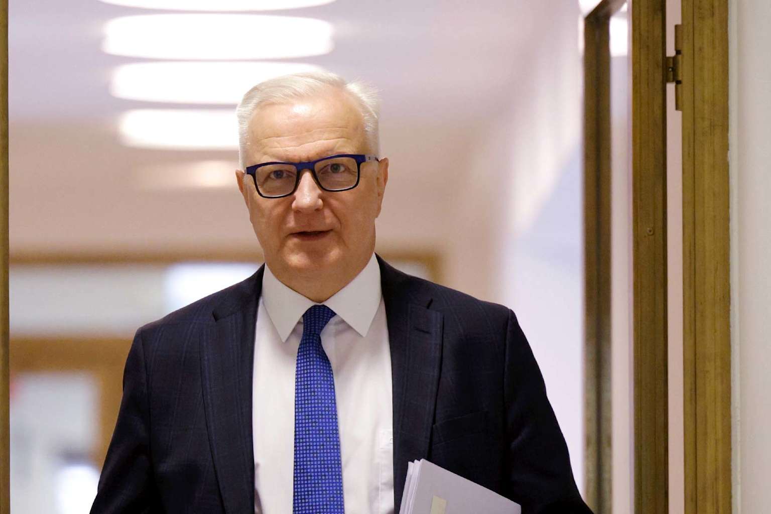 Olli Rehn, miembro del BCE, advierte que el choque energético genera estanflación en la eurozona