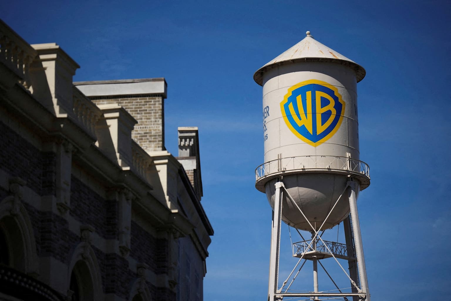 Reino Unido amaga con intervenir en la compra de Warner Bros por Paramount de 110,000 millones de dólares