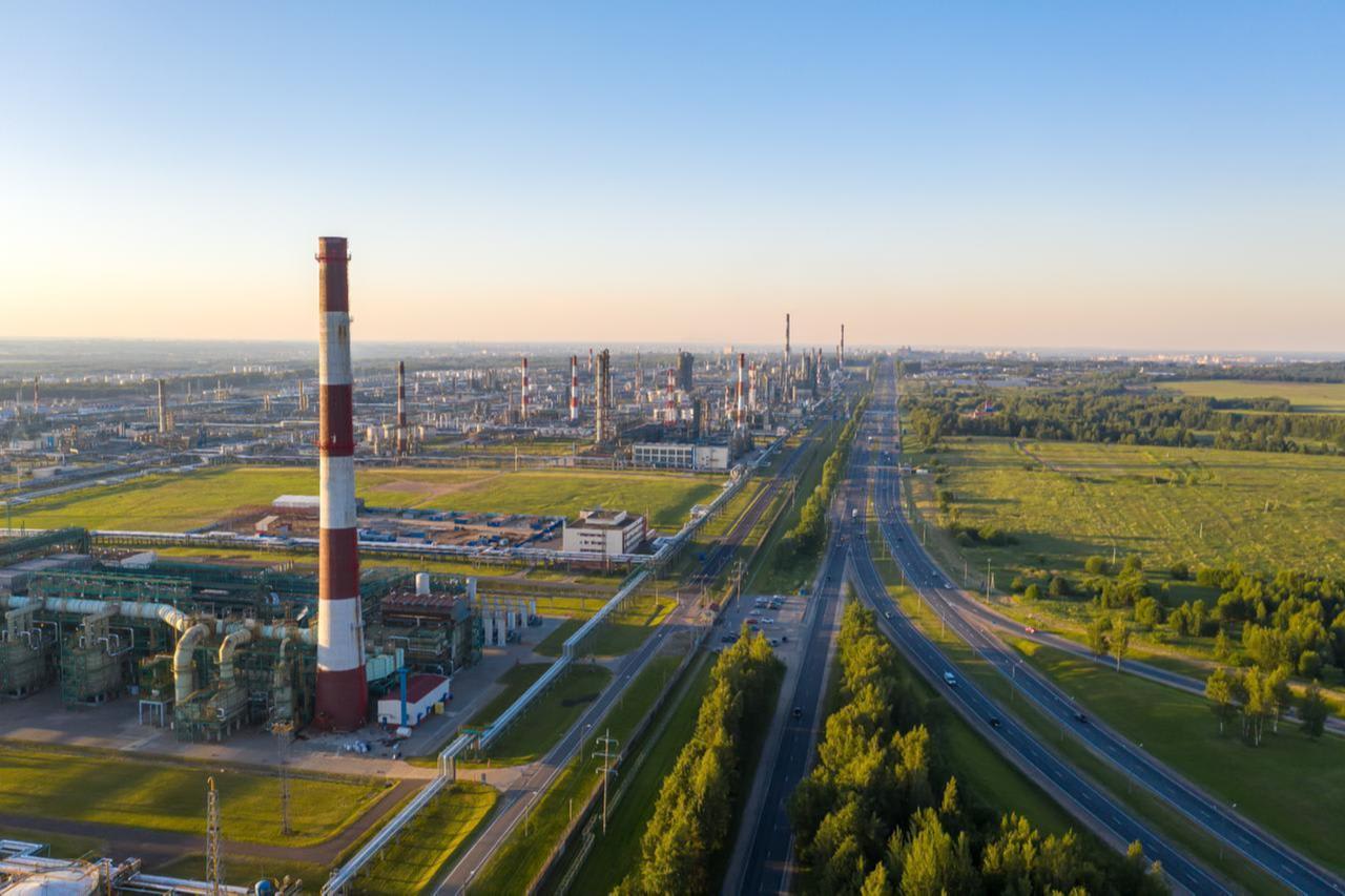 Drones ucranianos golpean la mayor refinería de Moscú y agravan la crisis de combustible en Rusia