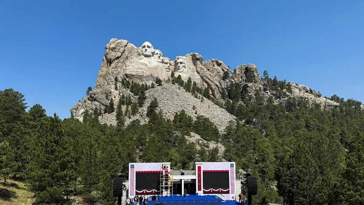 Prepartivos de los festejos del 250 aniversario de la independencia de Estados Unidos en el Monte Rushmore. (Reuters)
