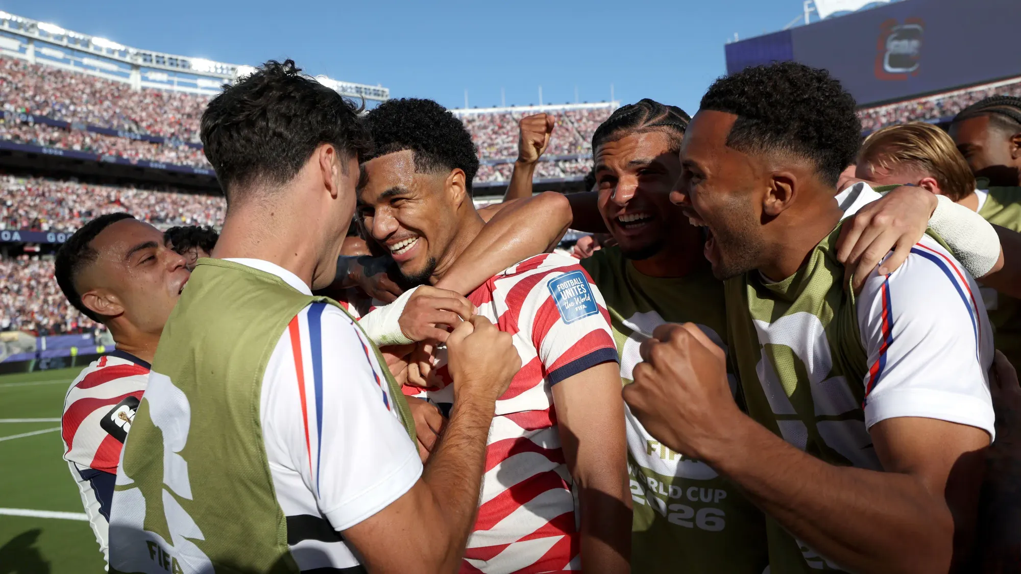 Con 10, Estados Unidos vence 2-0 a Bosnia-Herzegovina y avanza a 8vos de Final