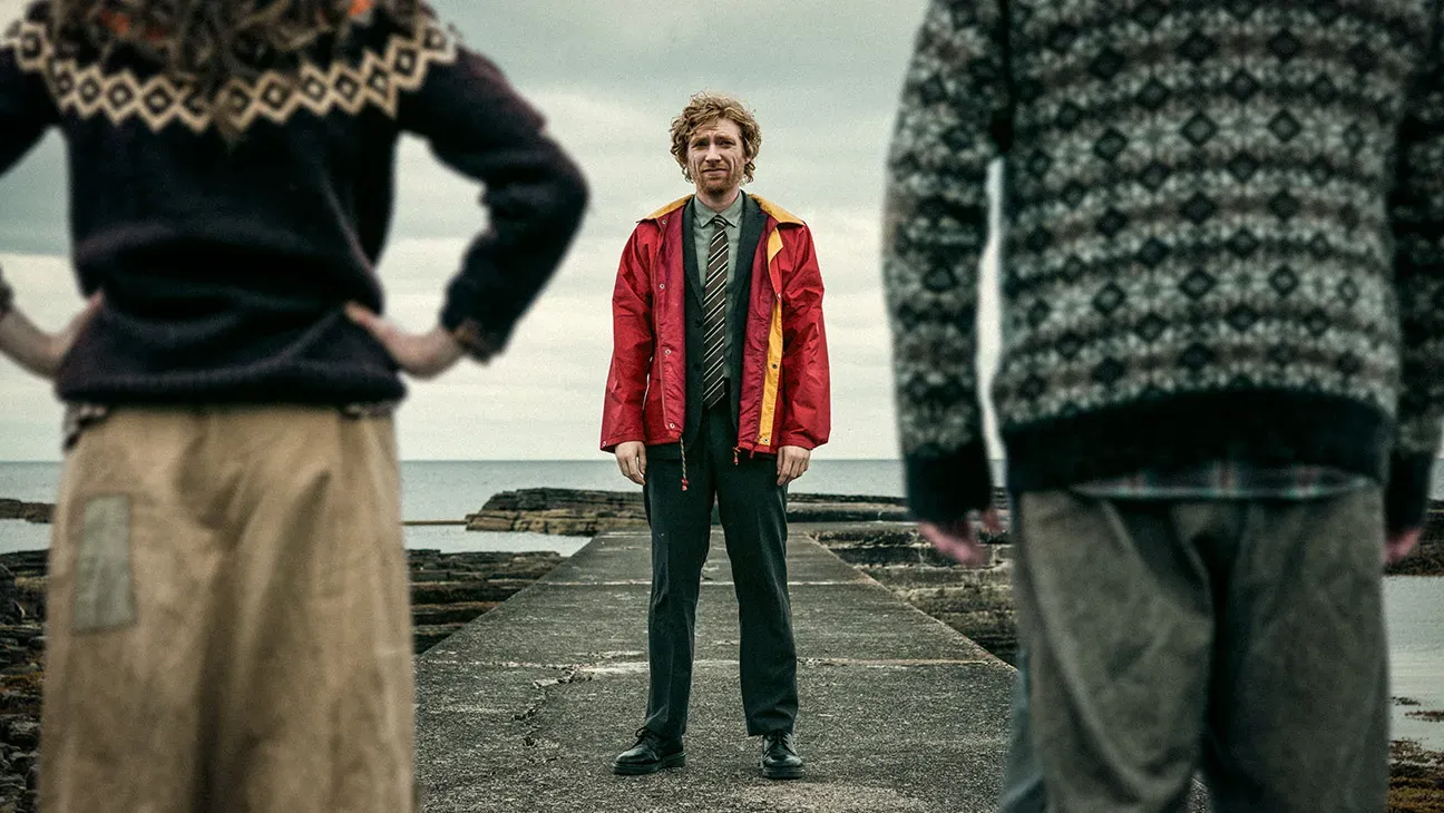 Domhnall Gleeson llega a desalojar una isla escocesa en el trailer de 'The Incomer'