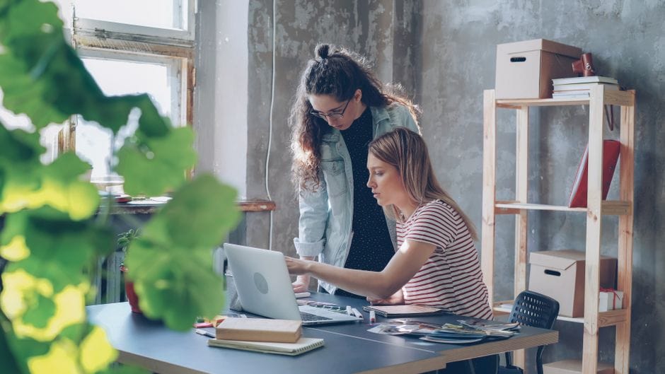 Fotos de stock gratuitas de #interior, adultos jovenes, amistad