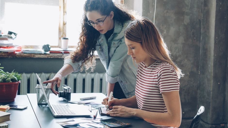 Fotos de stock gratuitas de #interior, adultos jovenes, aprendiendo